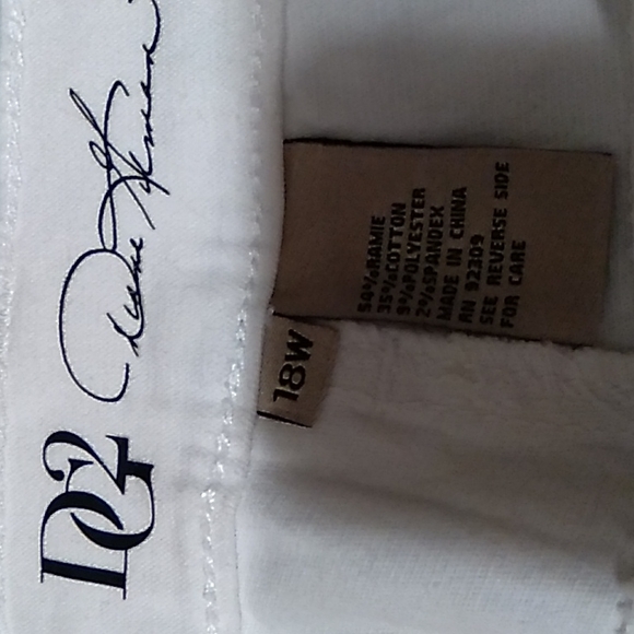 🌷🪻🌺 White DG2 Jeans with distress in knee area.   NWT. 18W - Picture 9 of 17